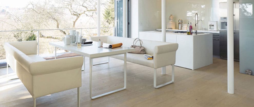 Essbereich mit Designtisch und Stühlen