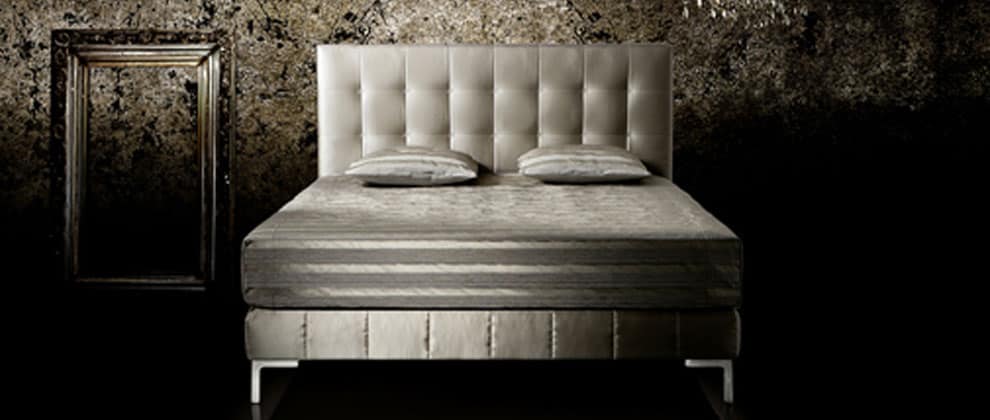 Schlafzimmer mit Designbett