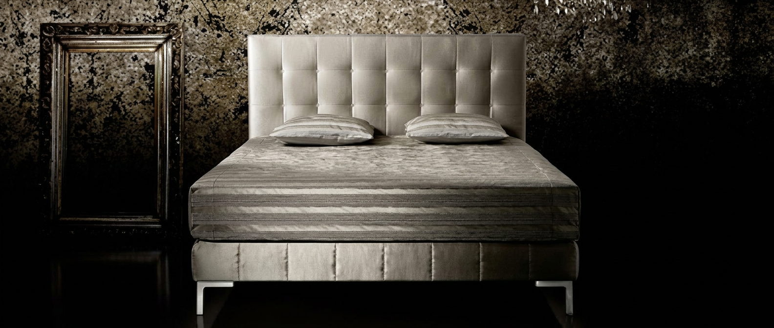 Schlafzimmer mit Designbett